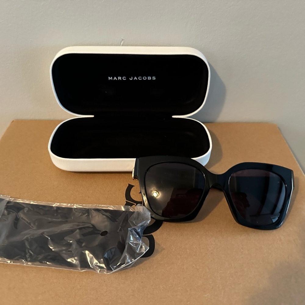 Marc Jacob sunglasses and carrying case